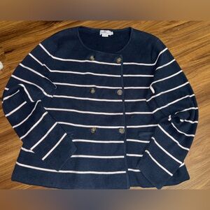 vineyard vines. XL blue/white stripes with button details!
